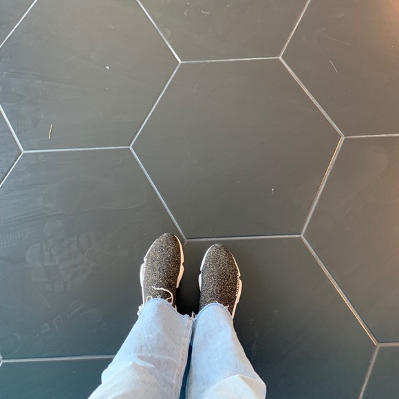 MEET YOUR POSHER - Picture 1 of 2